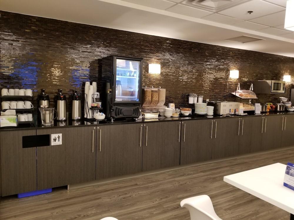 ססקאטון Best Western Plus Airport Inn & Suites מראה חיצוני תמונה